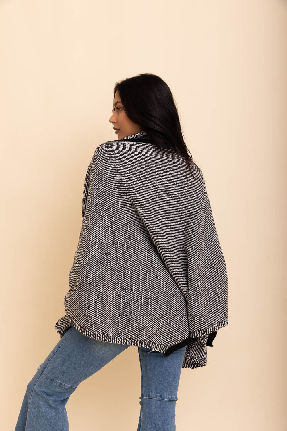 Contrast Collar Knit Wrap with Pockets