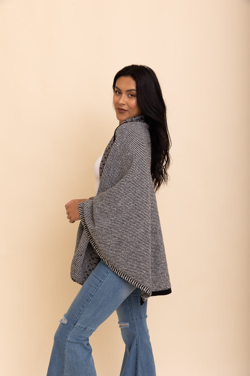 Contrast Collar Knit Wrap with Pockets