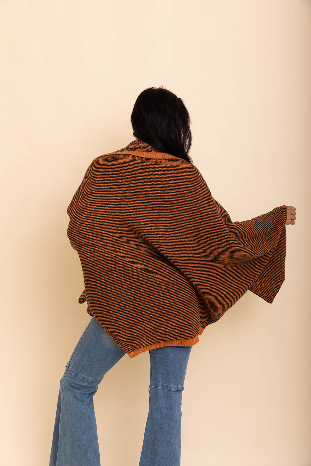 Contrast Collar Knit Wrap with Pockets
